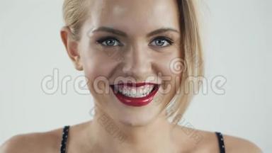 漂白后的完美微笑。 牙齿护理和<strong>美白</strong>牙齿。 口腔科和美容科.. 女人笑容满面